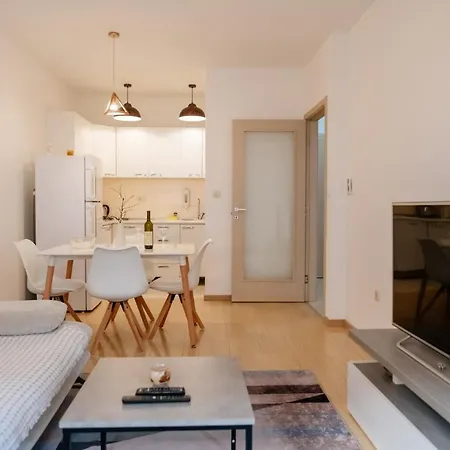 Апартаменти Modern, Work-friendly Apartment, City Kvart *